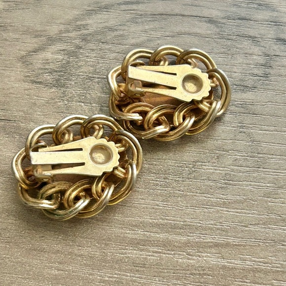 Vintage Gold Tone Etched Oval Clip-On Earrings - Picture 4 of 6